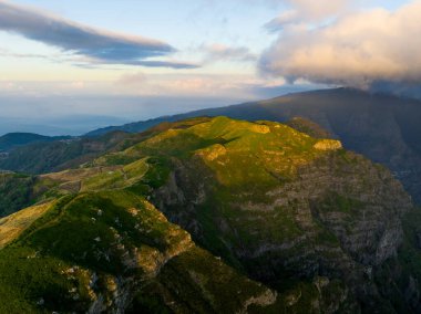 Madeira Adası Havacılık Manzarası. Güneş Doğarken Manzaralı Görüntü. Yeşil Dağlar ve Bulutlu Gökyüzü. Portekiz. Avrupa.