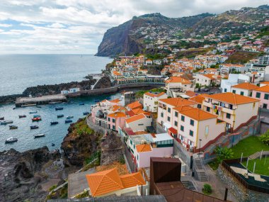Madeira. Camara de Lobos Hava Manzarası. Körfezde bir sürü küçük teknesi olan küçük bir balıkçı köyü. Madeira Adası, Portekiz.