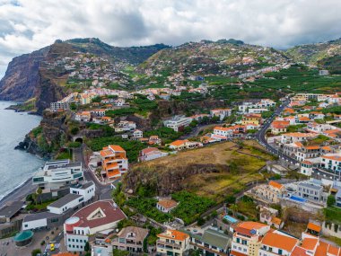 Madeira. Camara de Lobos Hava Manzarası. Körfezde bir sürü küçük teknesi olan küçük bir balıkçı köyü. Madeira Adası, Portekiz.
