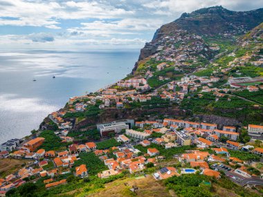 Madeira. Camara de Lobos Hava Manzarası. Körfezde bir sürü küçük teknesi olan küçük bir balıkçı köyü. Madeira Adası, Portekiz.