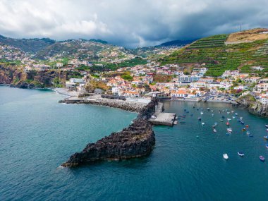 Madeira. Camara de Lobos Hava Manzarası. Körfezde bir sürü küçük teknesi olan küçük bir balıkçı köyü. Madeira Adası, Portekiz.