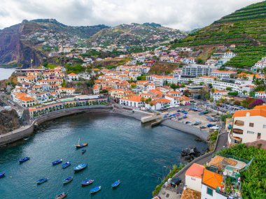 Madeira. Camara de Lobos Hava Manzarası. Körfezde bir sürü küçük teknesi olan küçük bir balıkçı köyü. Madeira Adası, Portekiz.