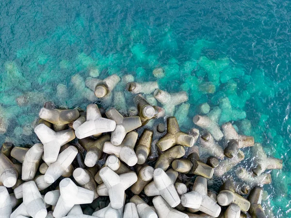 Flygdrönare Visa Betong Breakwater Dricksvatten Havet Blåa Atlantvatten Ovanifrån — Stockfoto