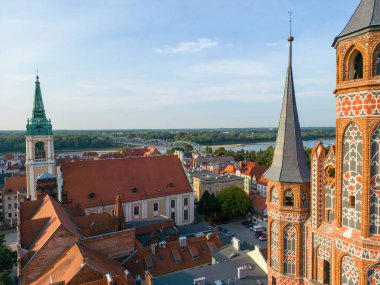 Torun. Torun 'daki eski belediye binasının havadan görüntüsü. Ortaçağ 'ın Torun şehrinin tarihi binaları. Kuyavian-Pomeranya Voyvodalığı. Polonya.