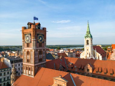 Torun. Torun 'daki eski belediye binasının havadan görüntüsü. Ortaçağ 'ın Torun şehrinin tarihi binaları. Kuyavian-Pomeranya Voyvodalığı. Polonya.