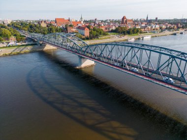 Torun. Vistula (Wisla) Ortaçağ 'ın Torun kentindeki Köprü' nün Havadan Görünümü. Kuyavian-Pomeranya Voyvodalığı