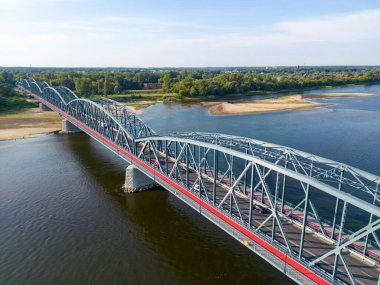 Torun. Vistula (Wisla) Ortaçağ 'ın Torun kentindeki Köprü' nün Havadan Görünümü. Kuyavian-Pomeranya Voyvodalığı