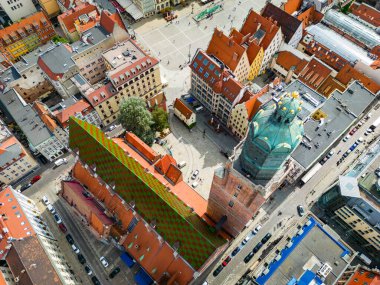 Yılan pençesi. Eski Wroclaw Kasabası 'nın havadan görünüşü. Tarihi Piyasa Squere 'ın renkli çatıları. Wroclaw, Polonya. Avrupa. 