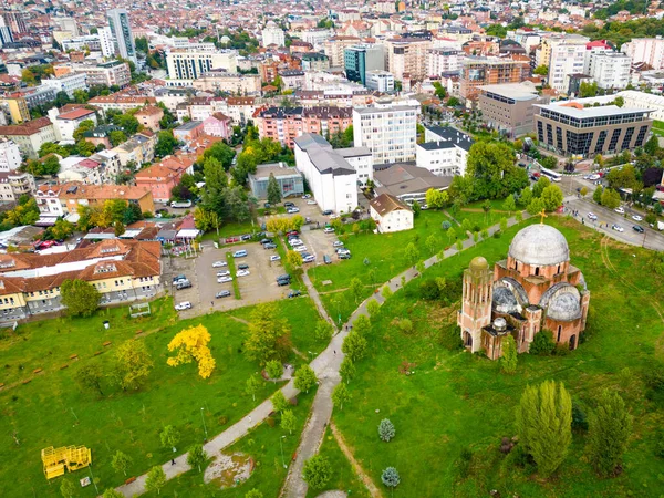 Priştine 'deki Ulusal Halk Kütüphanesi. Priştine Şehir Havacılık Manzarası, Kosova 'nın başkenti. Balkanlar. Avrupa. 