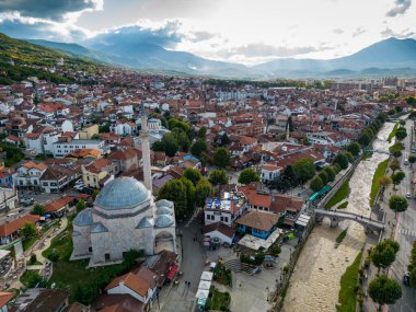 Prizren Eski Şehir Hava Görüntüsü Sunset Time 'da. Kosova 'nın tarihi ve turistik kenti. Balkanlar. Avrupa. 