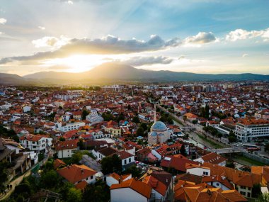 Prizren Eski Şehir Hava Manzarası. Sinan Paşa Camii. Kosova 'nın tarihi ve turistik kenti. Balkanlar. Avrupa. 
