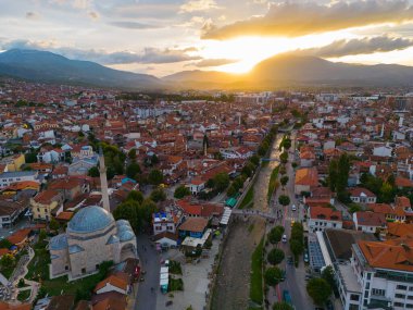 Prizren Eski Şehir Hava Manzarası. Sinan Paşa Camii. Kosova 'nın tarihi ve turistik kenti. Balkanlar. Avrupa. 
