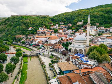 Prizren Eski Şehir Hava Manzarası. Sinan Paşa Camii. Kosova 'nın tarihi ve turistik kenti. Balkanlar. Avrupa. 