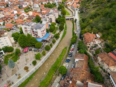 Prizren Eski Şehir Hava Manzarası. Sinan Paşa Camii. Kosova 'nın tarihi ve turistik kenti. Balkanlar. Avrupa. 
