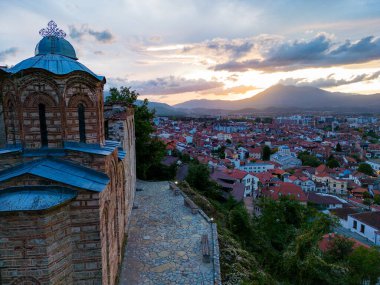 Prizren Eski Şehir Hava Manzarası. Sinan Paşa Camii. Kosova 'nın tarihi ve turistik kenti. Balkanlar. Avrupa. 