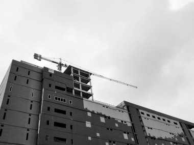 Alışveriş merkezi inşaatı devam ediyor. Siyah beyaz fotoğrafçılık. Monoton rengi.