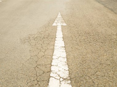 Asfalt yol yüzeyini gösteren ok sembolü.
