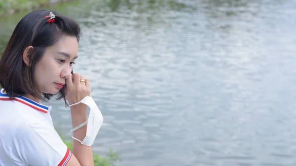 Hübsche Junge Asiatin Mit Gesichtsmaske Schützt Coronavirus Flussufer — Stockfoto