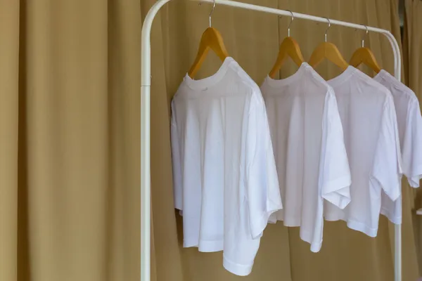 シンプルなドレッシングルームでハンガーに白い女性のTシャツ — ストック写真