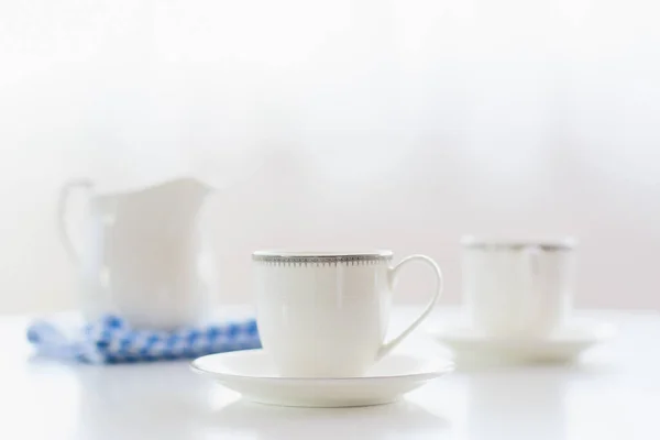 Tee Aus Weißem Porzellan Auf Natürlichem Hintergrund — Stockfoto