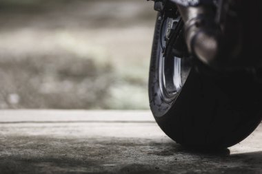 Doğanın aydınlık arka planına sahip yakın motosiklet yolda..