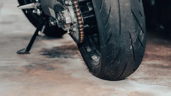 Sluitende Roestige Motorfiets Ketting Garage Regen — Stockfoto