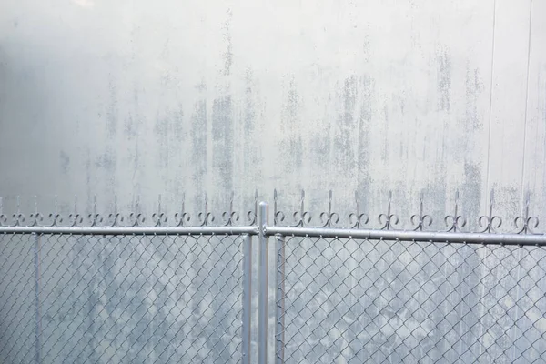 Stahlgitterzaun Mit Weißem Alten Betonmauern Hintergrund — Stockfoto