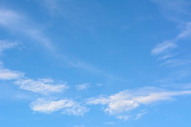 Bulutlu mavi gökyüzü, dramatik hava manzarası. Doğa konsepti.