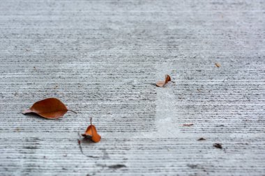 Doğal güneş ışığı arka planında somut yol deseni.