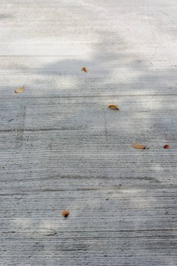 Doğal güneş ışığı arka planında somut yol deseni.