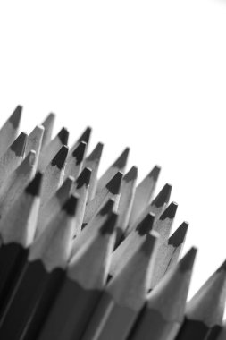 Beyaz arka planda kalemler. Eğitim kavramı.