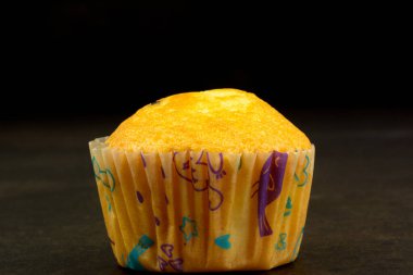 Doğal koyu arkaplanda Castella fincan keki..