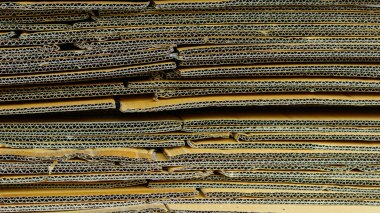 Yeni malzemelere geri dönüşüm için istiflenmiş bükülmüş kutular kullanılıyor.