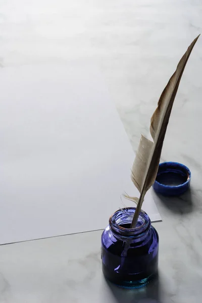 Pluma Pluma Botella Tinta Azul Papel Blanco Sobre Fondo Mesa — Foto de Stock