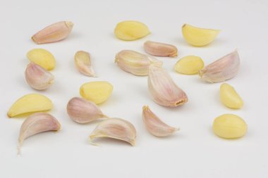 Beyaz sırtüstü izole edilmiş çiğ sarımsağı kapat