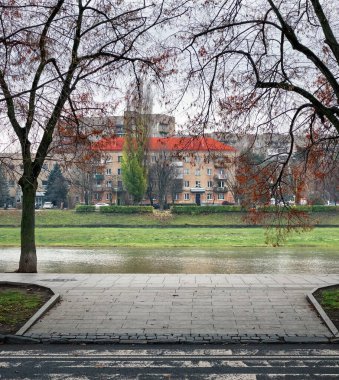 Eski şehir ve nehir kaldırımı manzarası, Uzhhorod Ukrayna Uzhgorod Avrupa