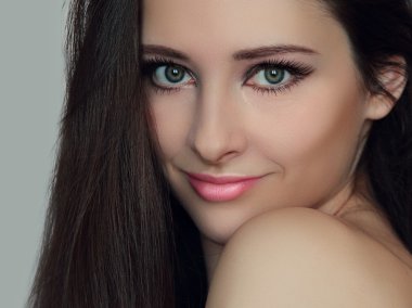 seksi görünümlü mükemmel bir akşam makyaj ile güzel bir kadın yüzü. p