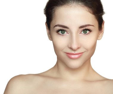 kadın güzellik yüzü gülümsemeyle arıyorum. Açık izole portra