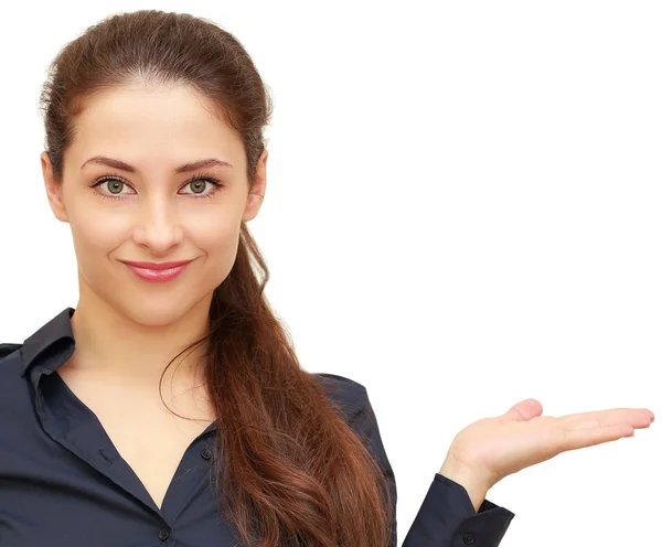 Mujer de negocios sonriente mostrando producto sosteniendo en la mano aislado — Foto de Stock