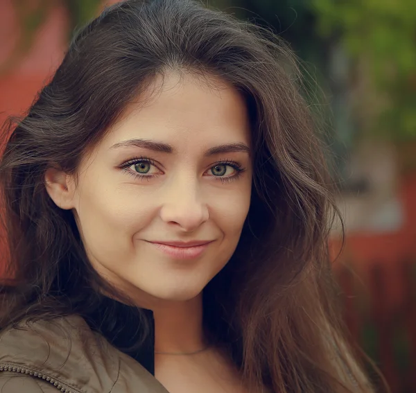 Mujer linda con ojos verdes y cabello castaño largo buscando. Primer plano. —  Fotos de Stock