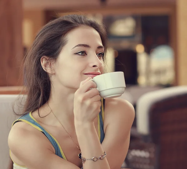 Menina relaxante com xícara de café que parece romântico. Retrato de close-up Fotos De Bancos De Imagens