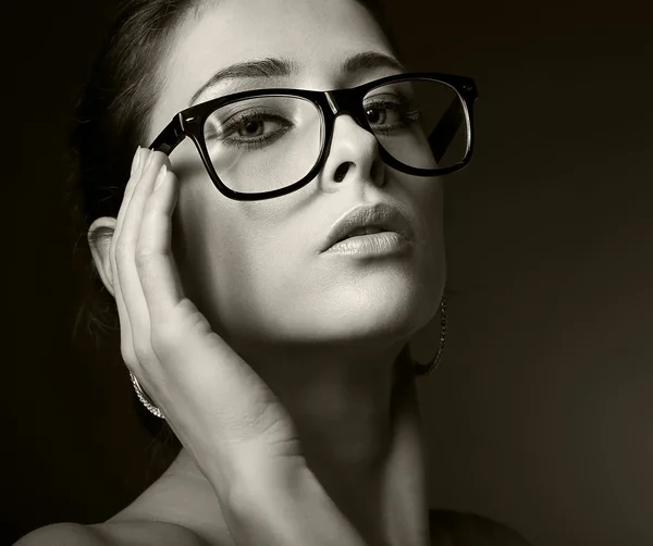 Sexy woman in glasses looking hot. Black and white portrait — Stock Photo, Image