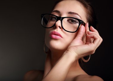 seksi kadın koyu arka plan üzerinde modern gözlükteki sıcak bakıyor