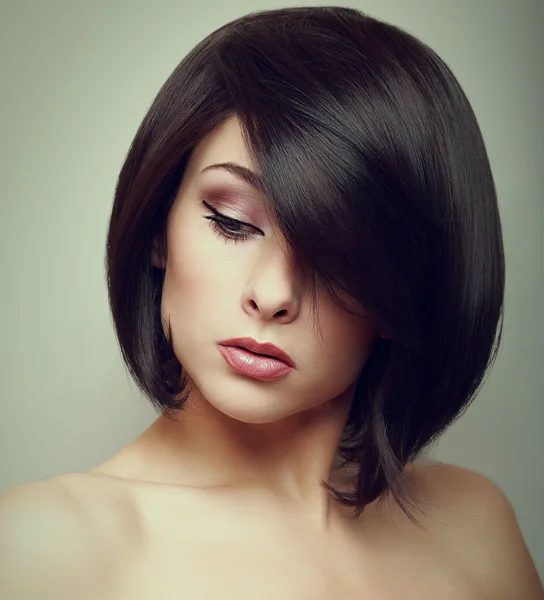 Retrato de arte de mulher de cabelo curto olhando para baixo. Fechar. — Fotografia de Stock