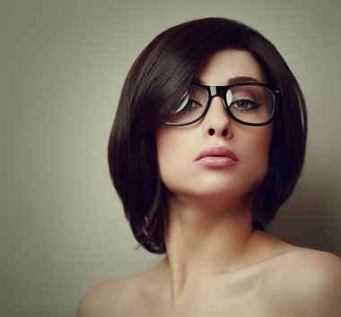 Gözlüklü sexy kız moda portre. closeup vintage portre