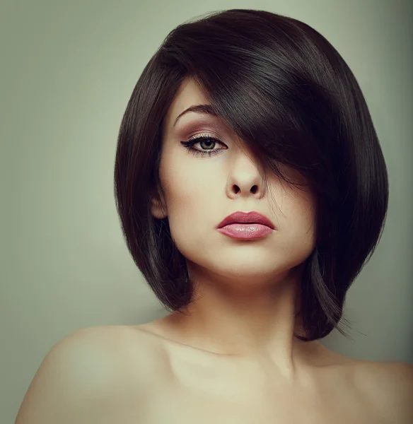 Maquillaje de la cara hermosa mujer con estilo de pelo corto. Retrato de la vendimia — Foto de Stock