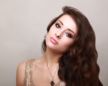 uzun sağlıklı kahverengi saçlı güzel parlak makyaj kadın