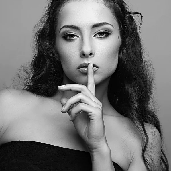 Seksi ifade kadın modeli sessiz işareti ile. siyah beyaz portre — Stok fotoğraf