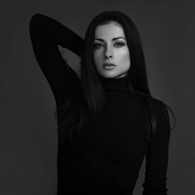 Siyah kazaklı, kırmızı rujlu, koyu kırmızı arka planda boş fotokopi alanı olan güzel, ciddi makyajcı kadın. Yakından bir portre. Siyah ve beyaz