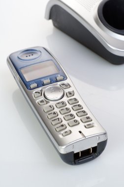 Kablosuz gümüş telefon